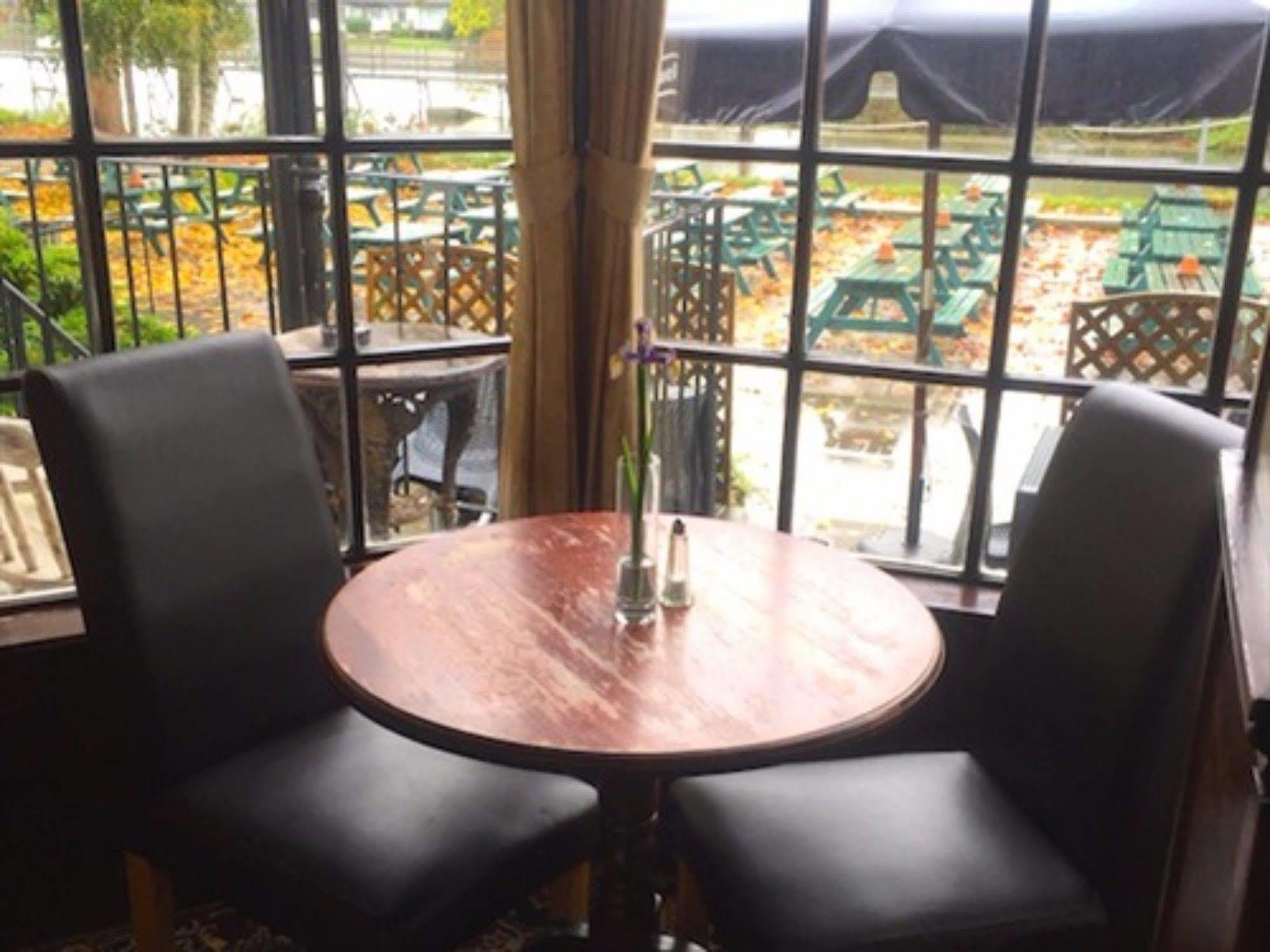 The Weir Hotel Walton-on-Thames Esterno foto