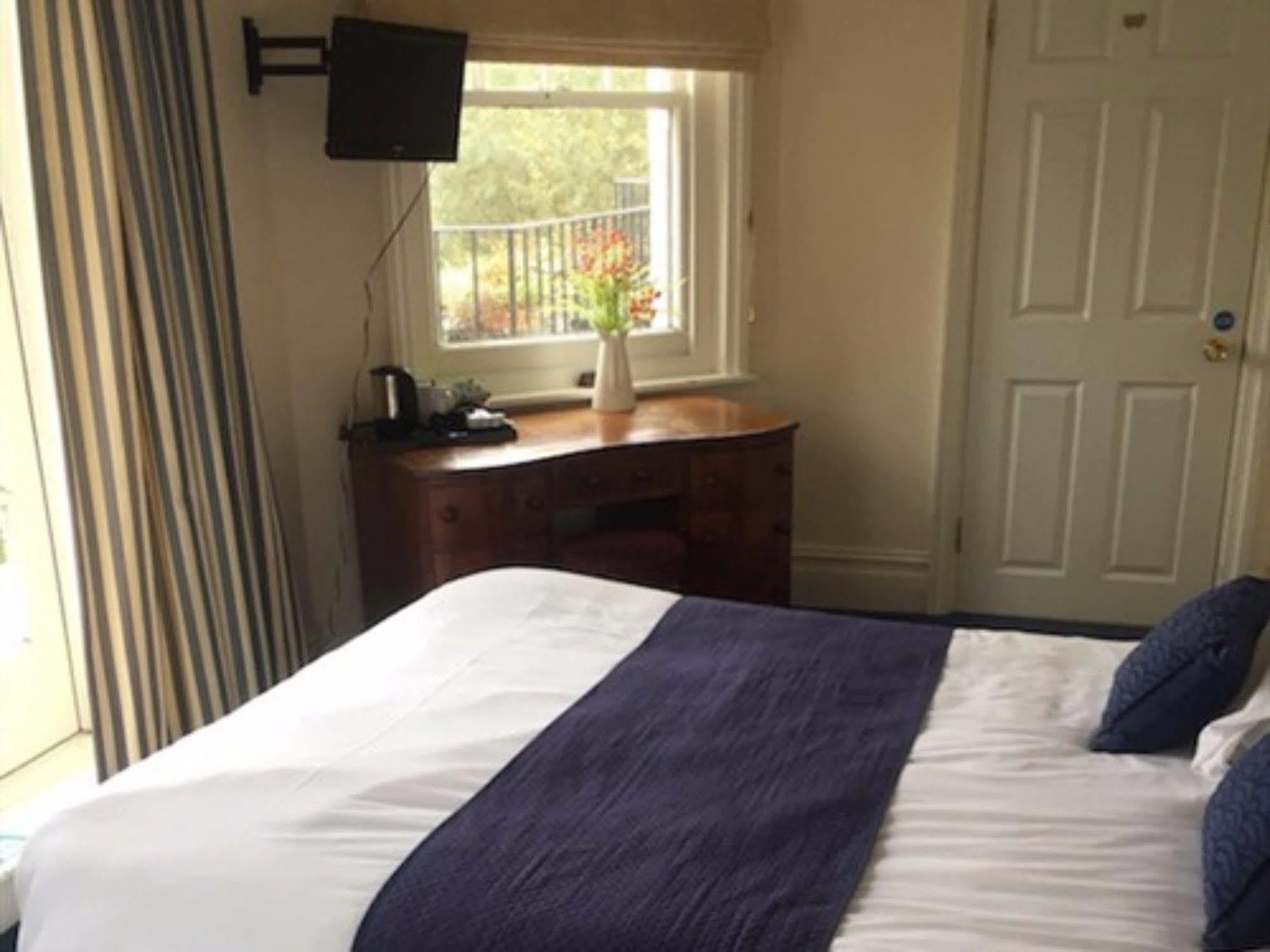 The Weir Hotel Walton-on-Thames Esterno foto