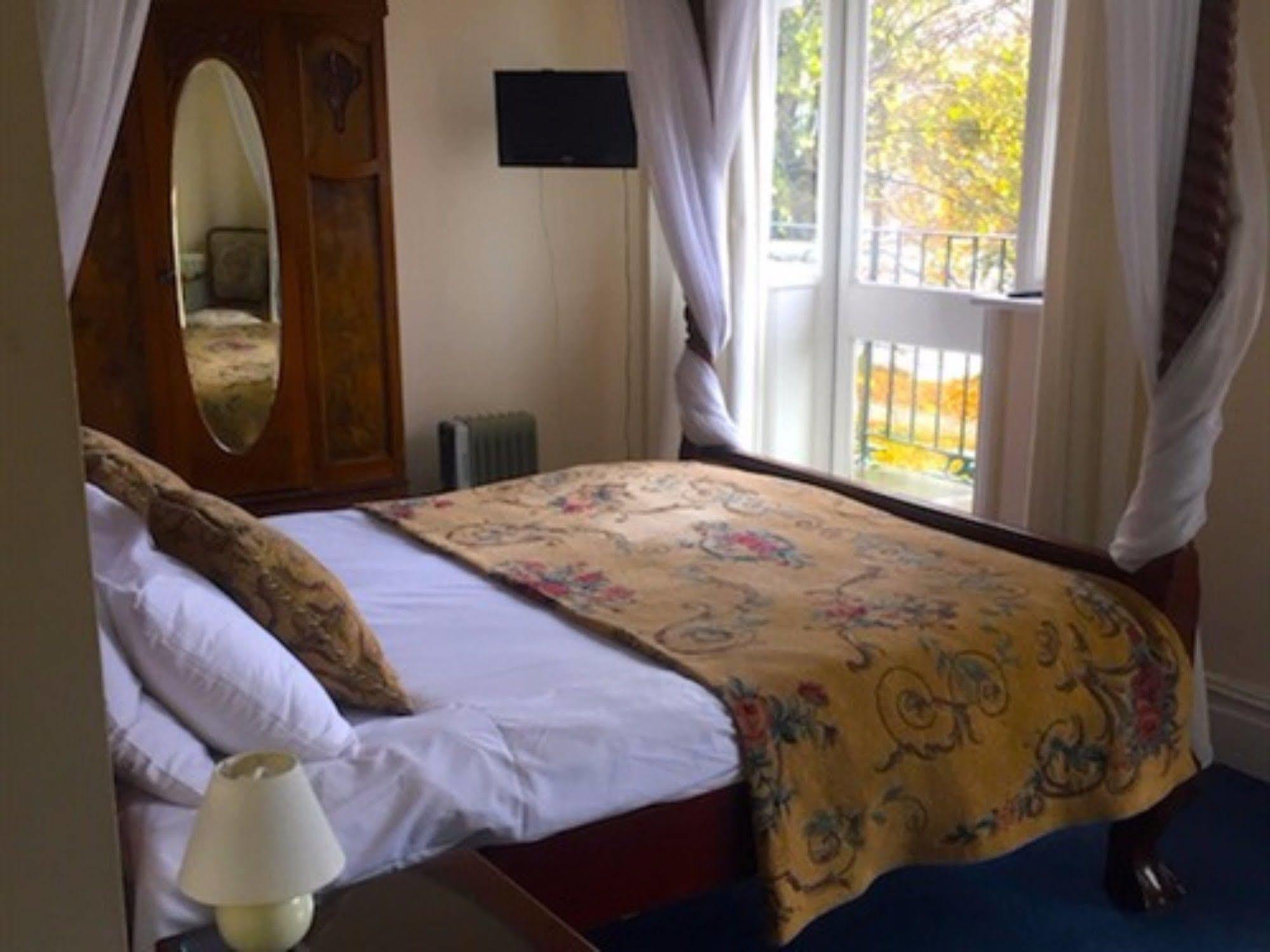 The Weir Hotel Walton-on-Thames Esterno foto