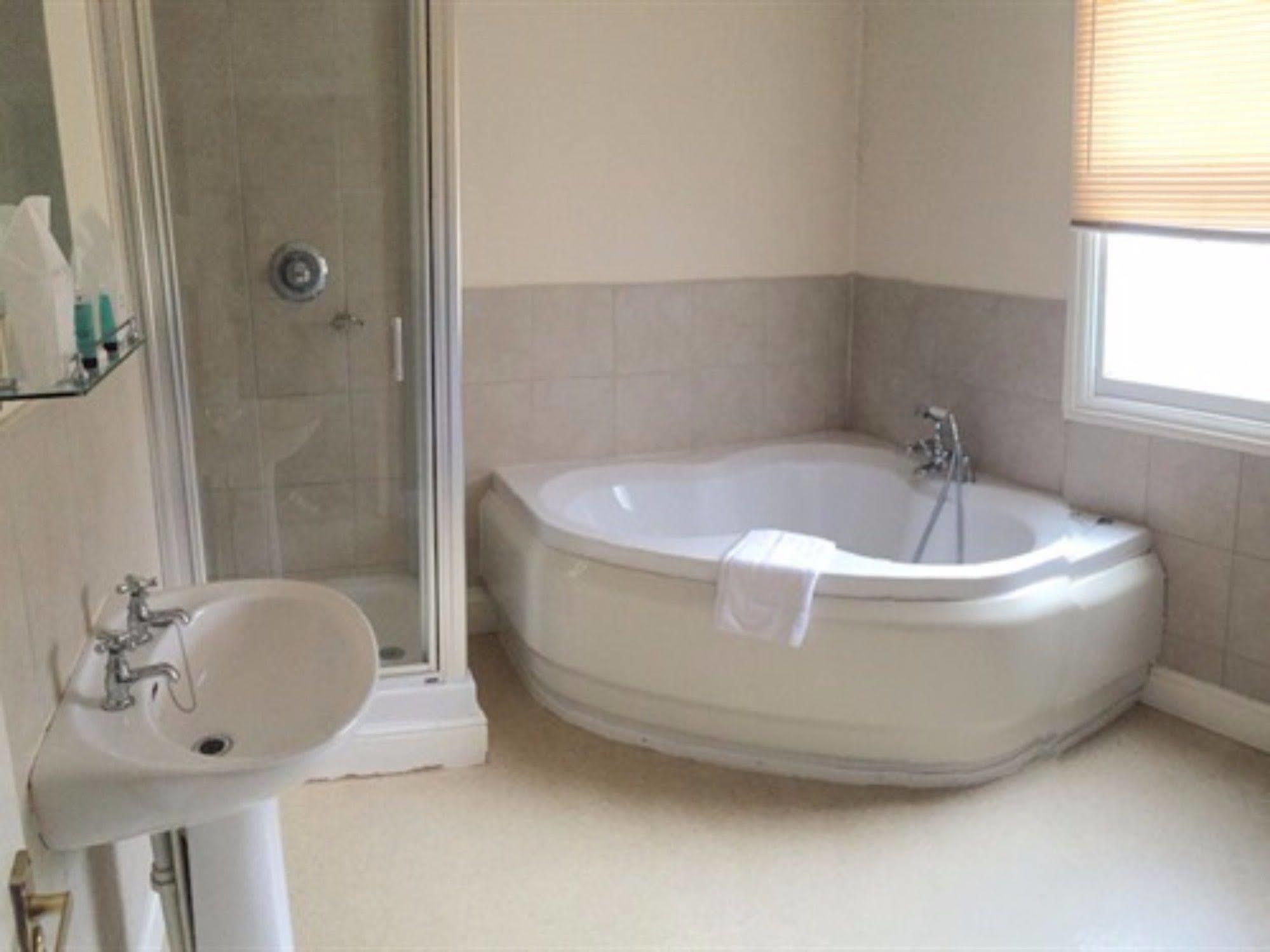 The Weir Hotel Walton-on-Thames Esterno foto
