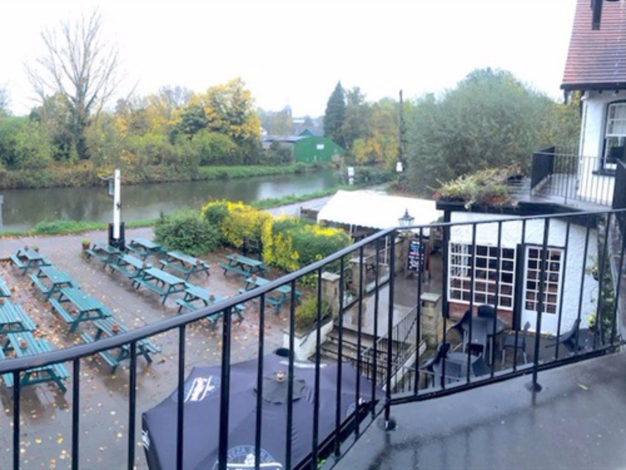 The Weir Hotel Walton-on-Thames Esterno foto