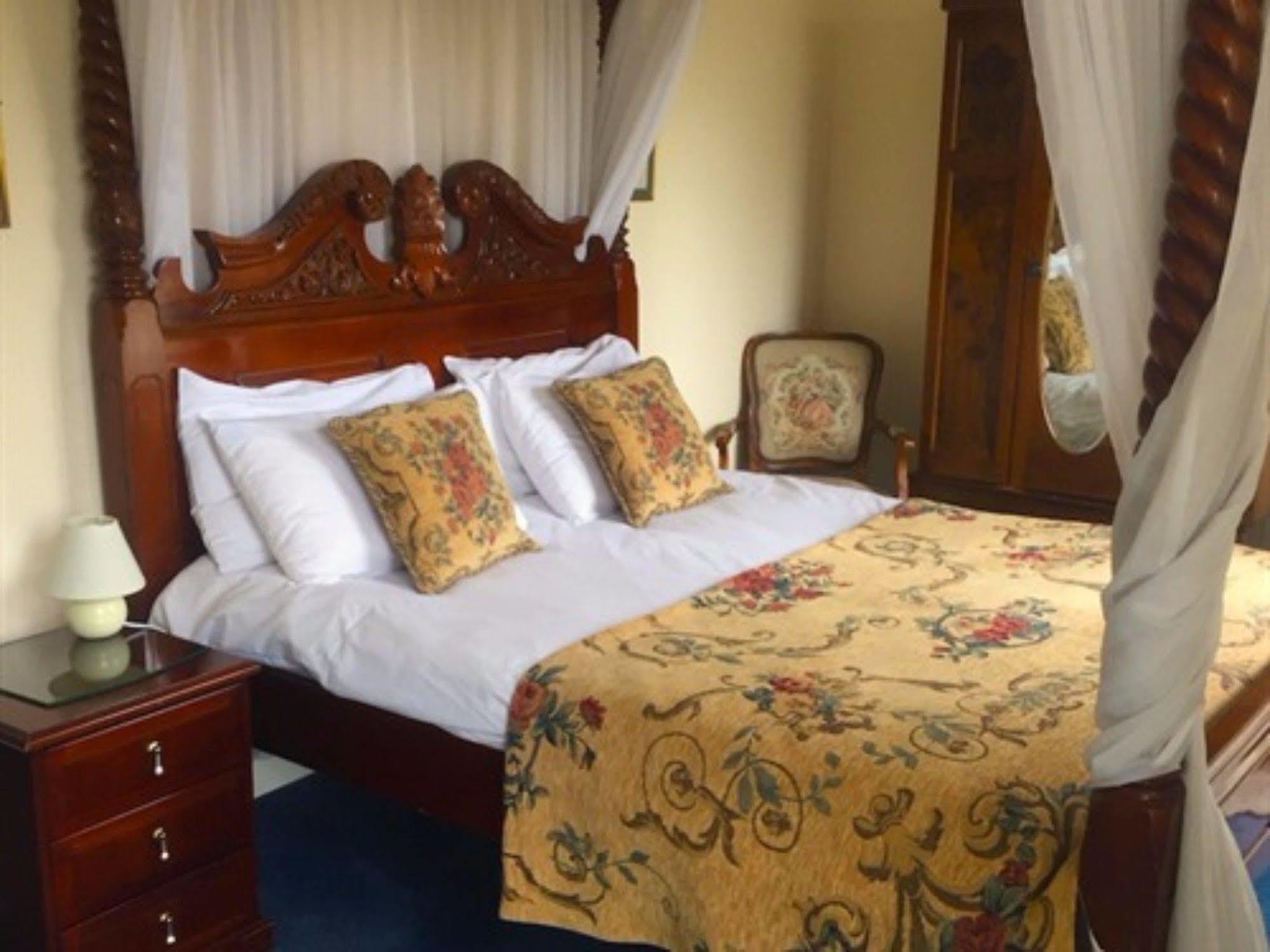 The Weir Hotel Walton-on-Thames Esterno foto