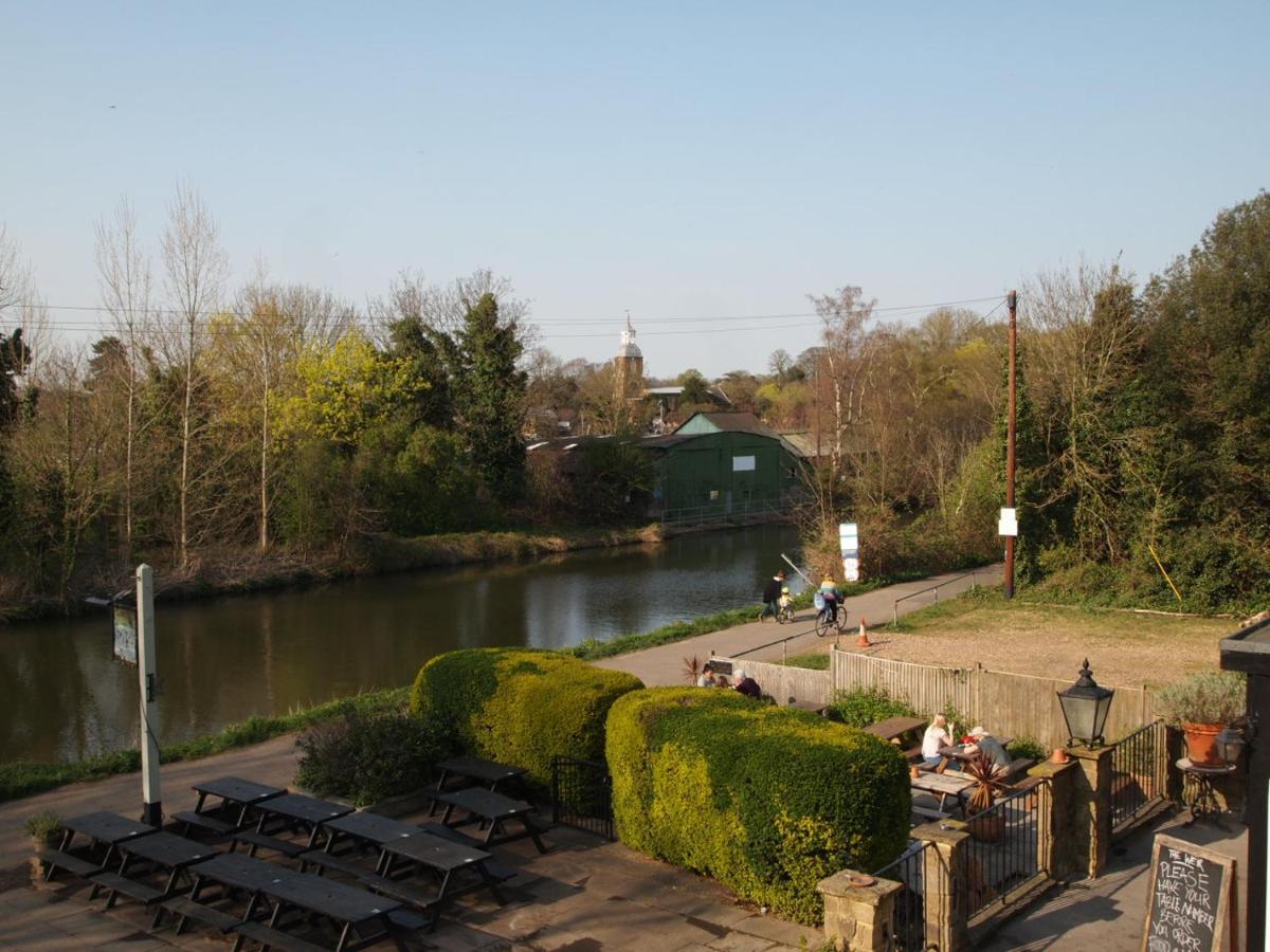 The Weir Hotel Walton-on-Thames Esterno foto