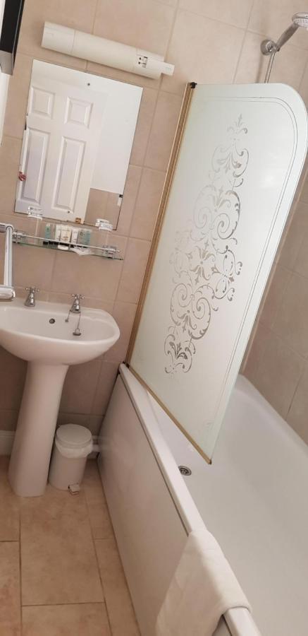 The Weir Hotel Walton-on-Thames Esterno foto