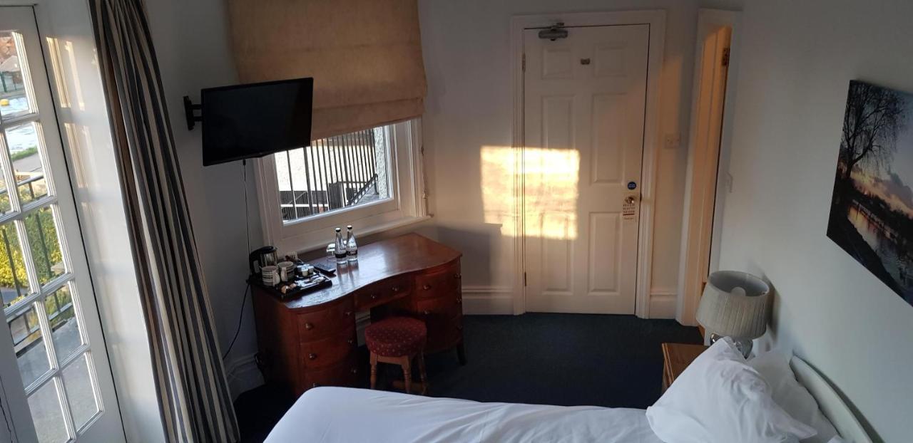 The Weir Hotel Walton-on-Thames Esterno foto