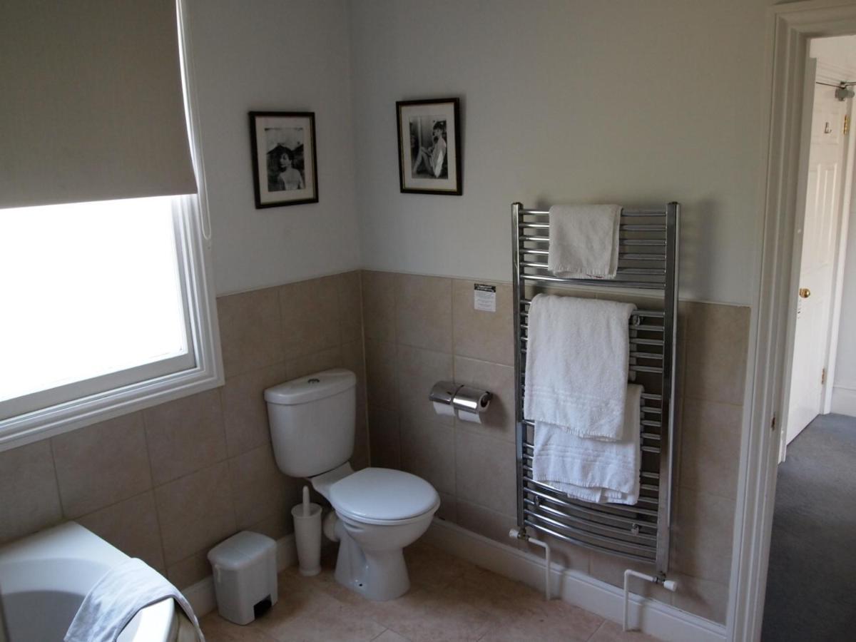The Weir Hotel Walton-on-Thames Esterno foto