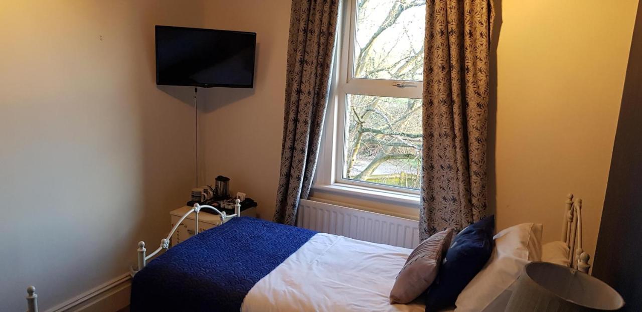 The Weir Hotel Walton-on-Thames Esterno foto