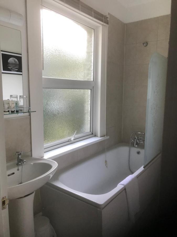 The Weir Hotel Walton-on-Thames Esterno foto